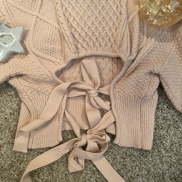 Cropped open back cable knit sweater - Picture 7 of 10